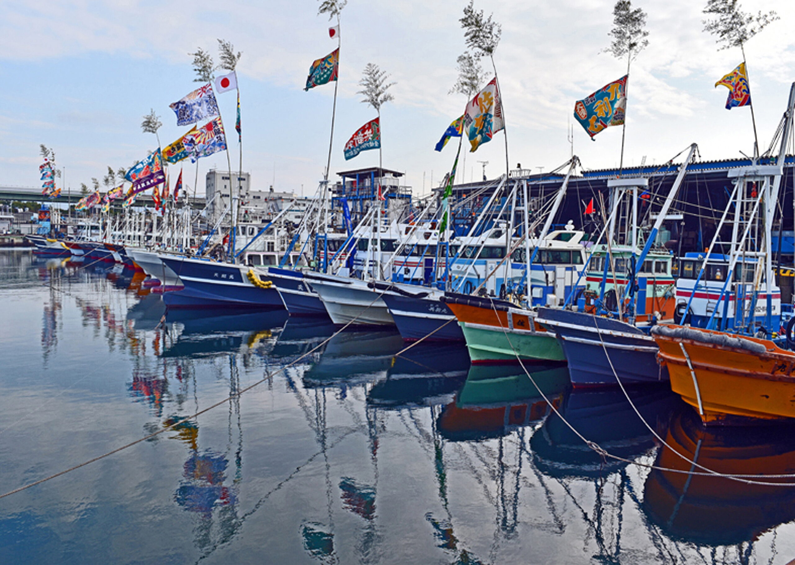 はためく岸和田漁港大漁旗